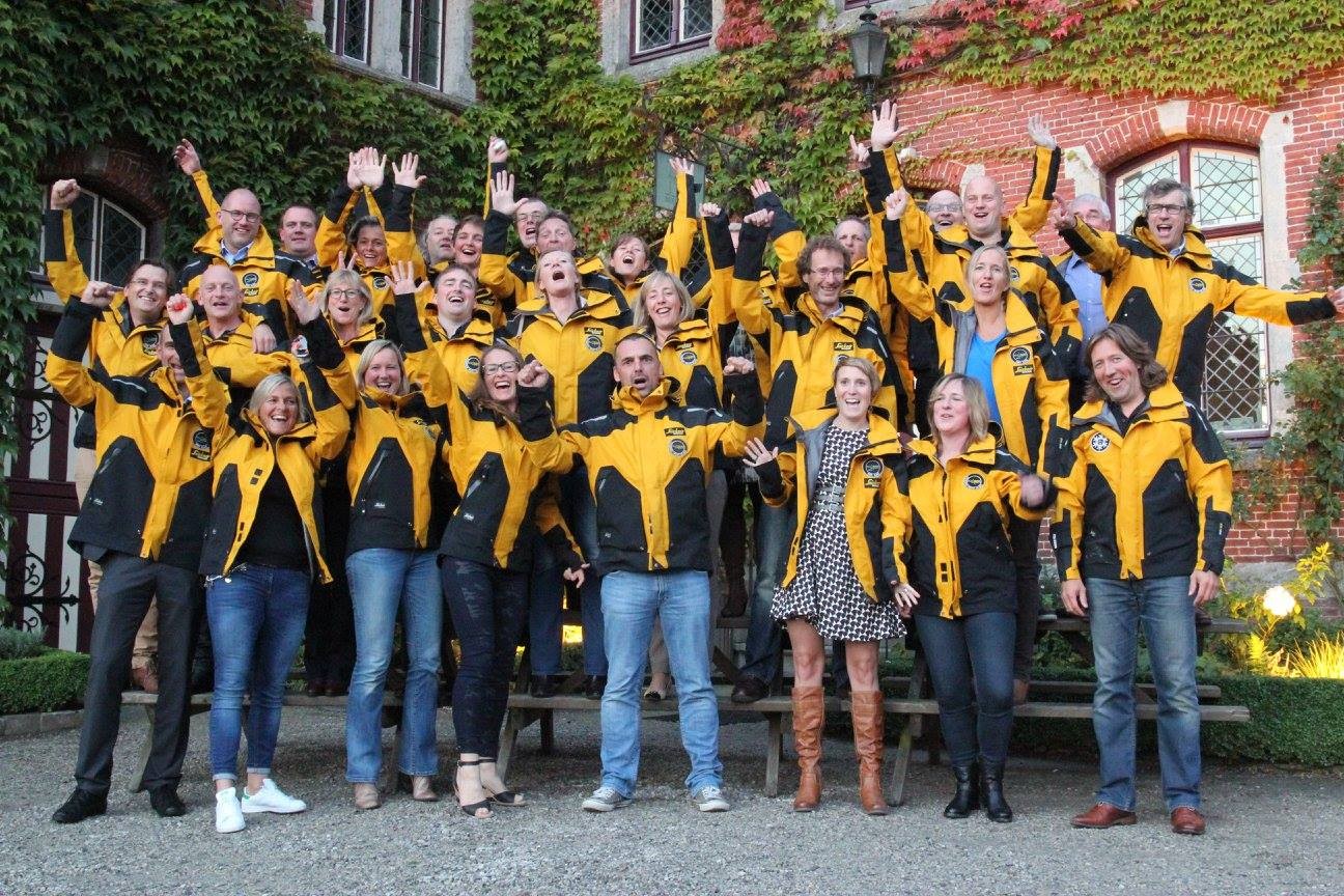 Het volledige Climbing Managers team in officiële outfit